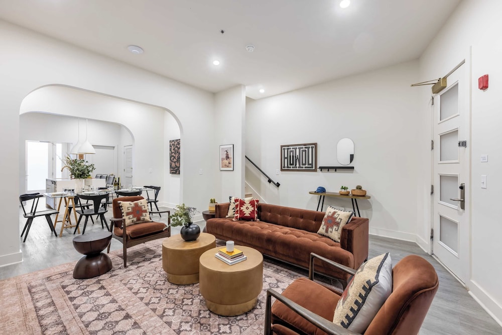 Sleeps 28 2 Units Near DT Nashville Outrider by Avantstay