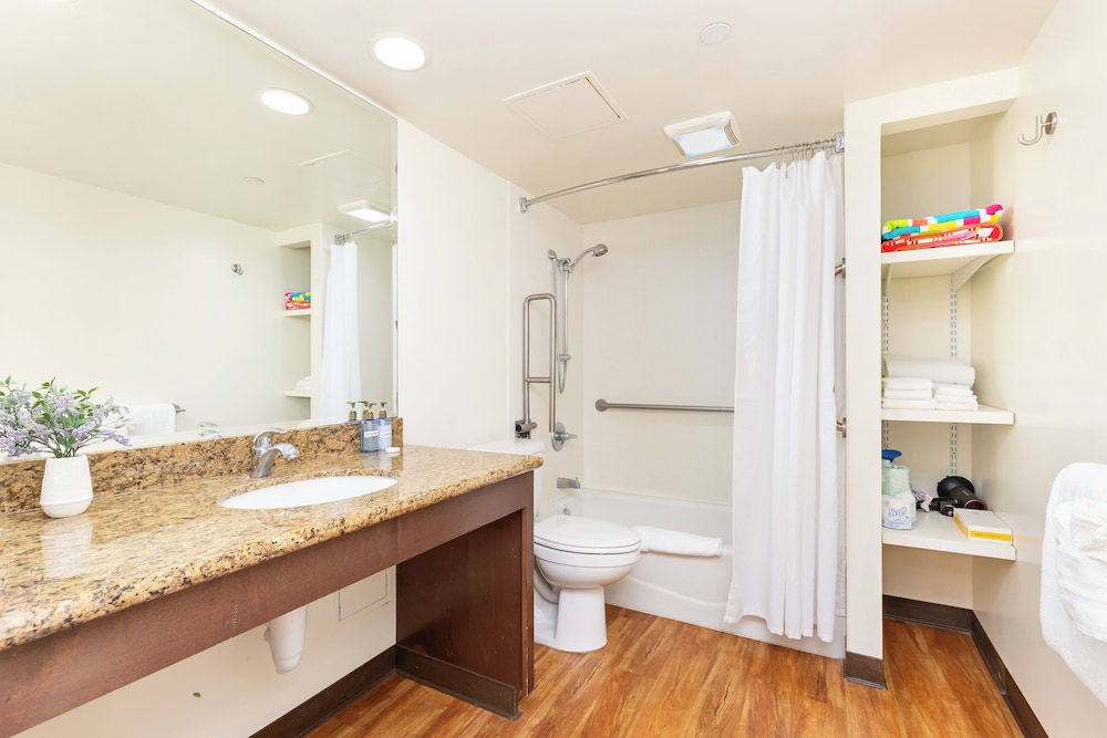 Waikiki Banyan 3409