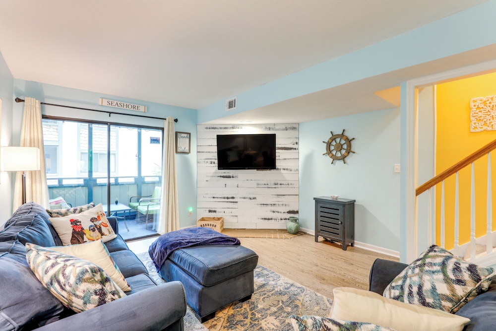 Steps to Shore + Pool Access: Myrtle Beach Condo