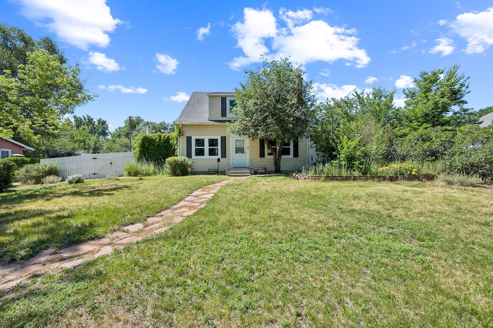 Charming Home Near Unc & Dt Greeley 5 Bedroom Home