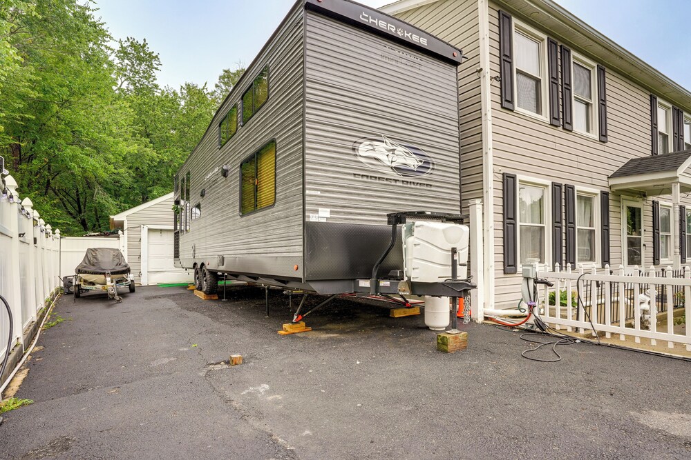 10 Mi to Leesylvania & River: Sleek Mobile Home