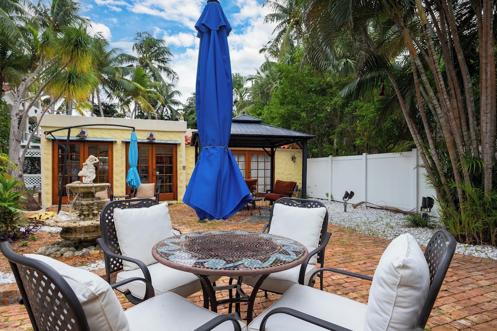 Las Olas Oasis by Avantstay Minutes to the Beach + Hot Tub view 4