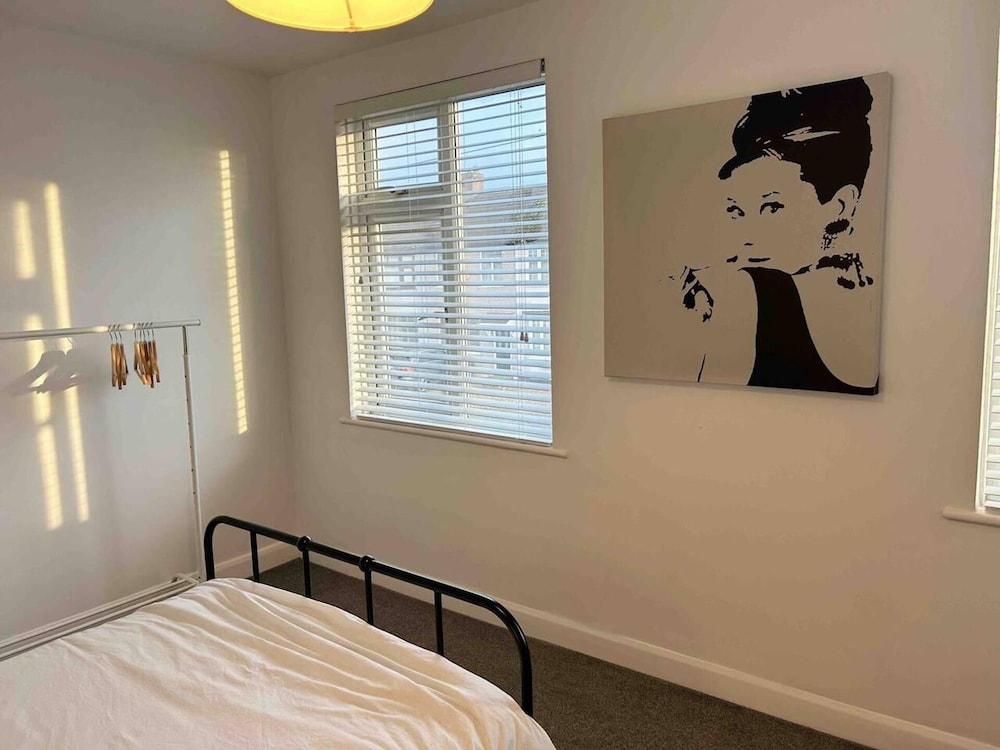 Cool 2 Bed House Hornchurch, Arcade Games, Parking view 4