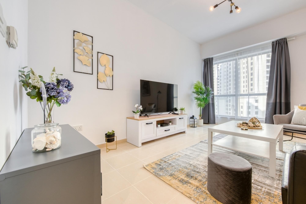 Regal Apt Fit for a King w Sea View
