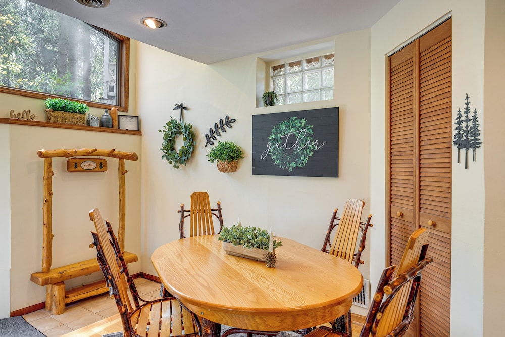 Charming Cottage: Steps to Lake Wandawega!