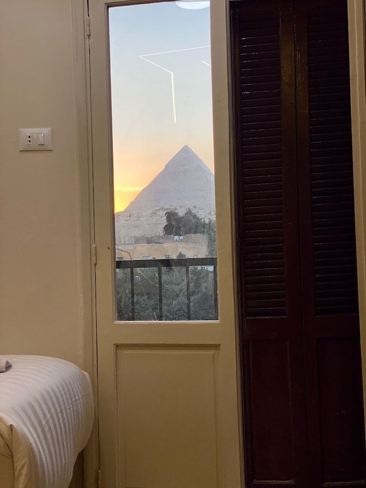 Isis pyramids view inn