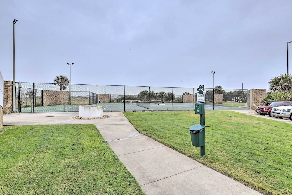 Port Aransas Condo: Community Perks, Walk to Beach view 3