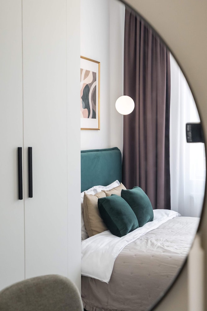 Contemporary Aparthotel 2-BR Flats Near Old Town, Quiet & Serene