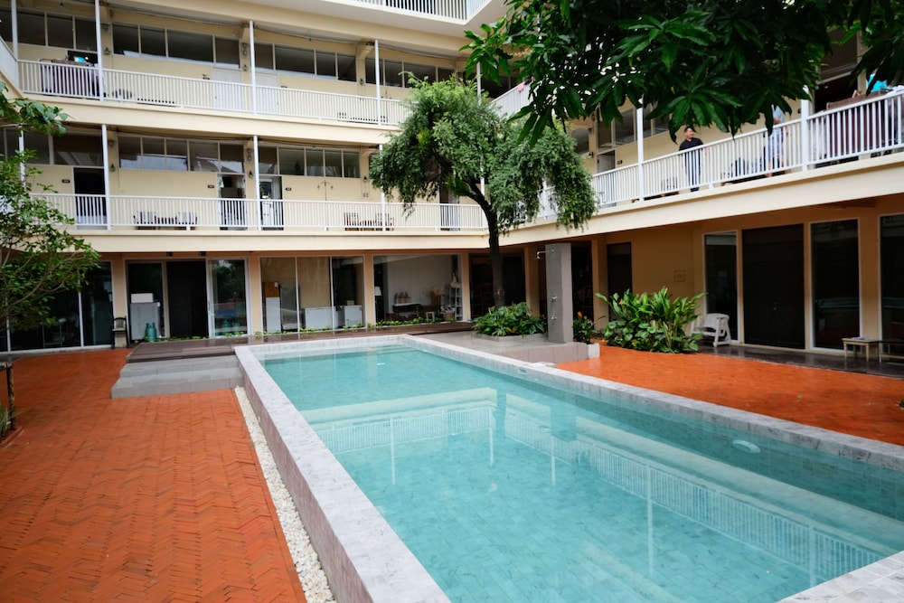 Feung Nakorn Balcony Rooms and Cafe