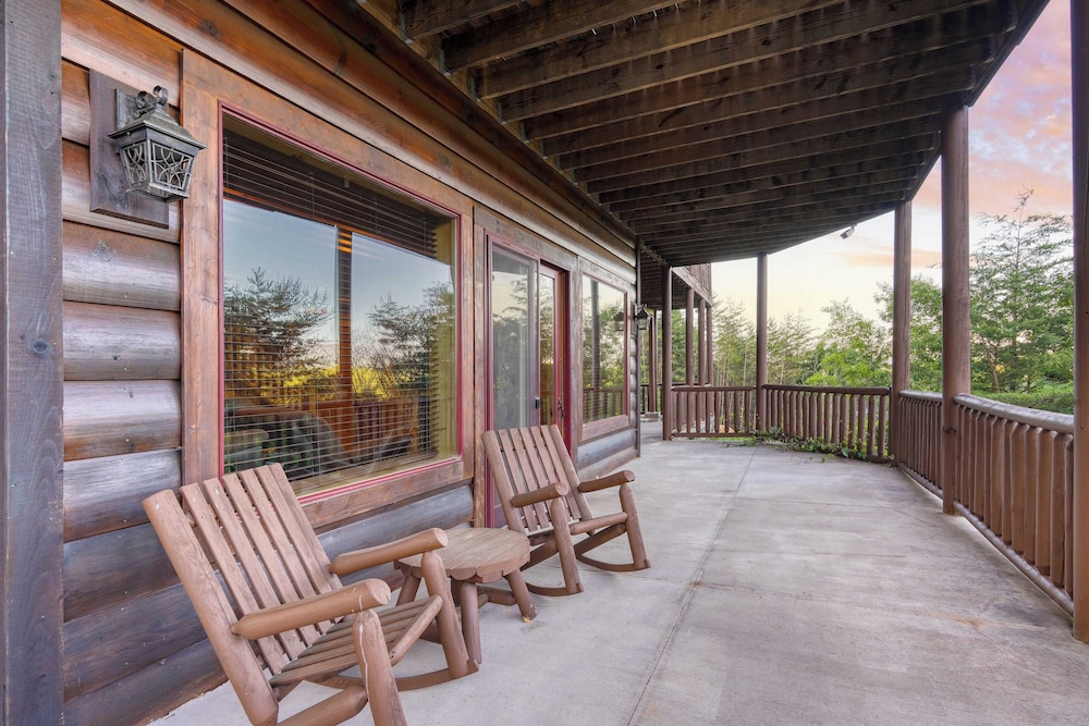Luxury Cabin w/ Elevator, Theater & Hot Tub Near Dollywood Smoky Vista Lodge
