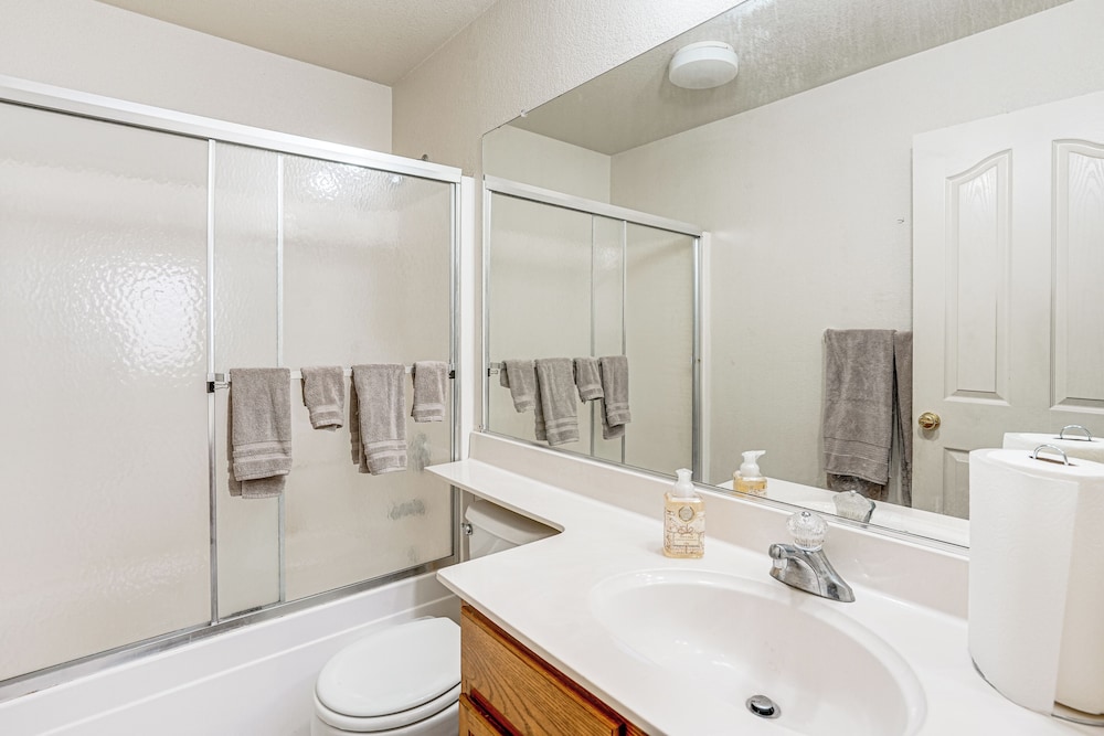 17 Mi to Napa: Spacious Vallejo Family Home!
