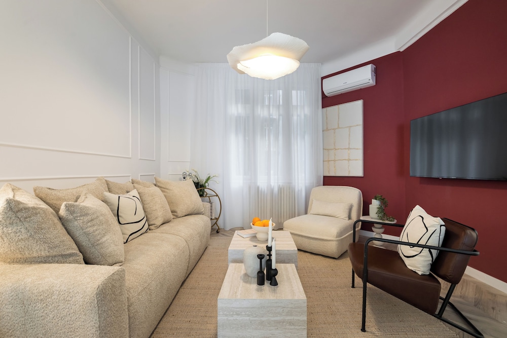 Refined & Spacious 3-Bedroom Flat Near Cismigiu, Balcony with Boulevard Views