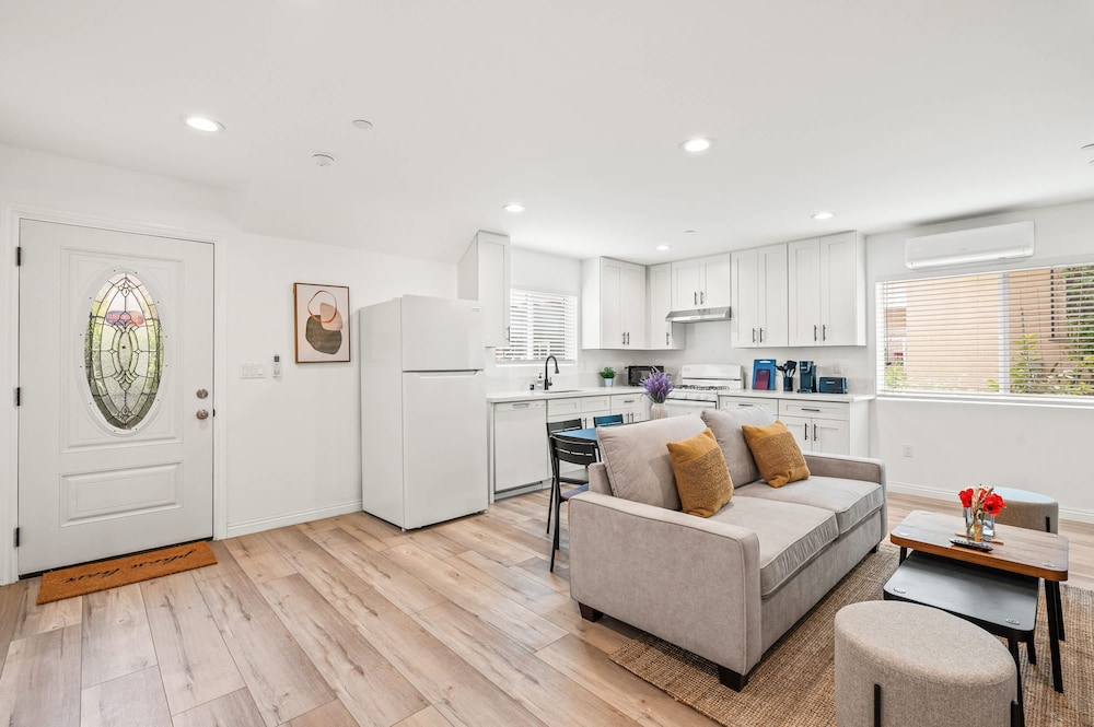 Modern Home Near Pasadena Garage Full Kitchen