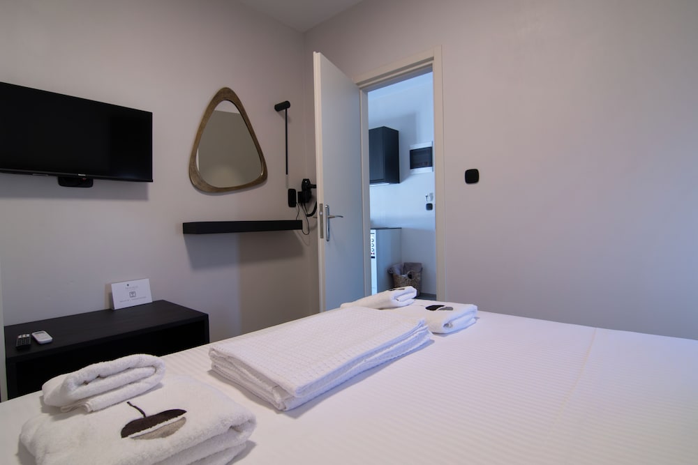 Thronos Suites