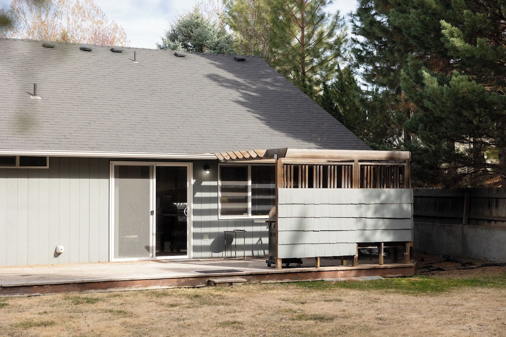 Rock Bluff Retreat - Home for 6!