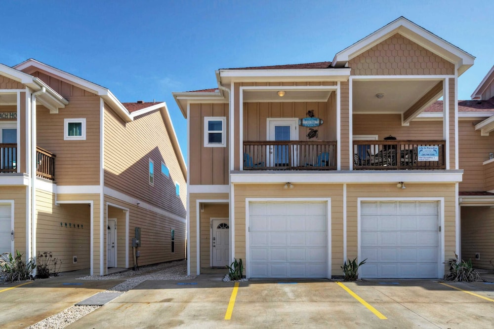 Sleeps 29, 3 Homes Beachside Resort Pool, Walk to the Beach