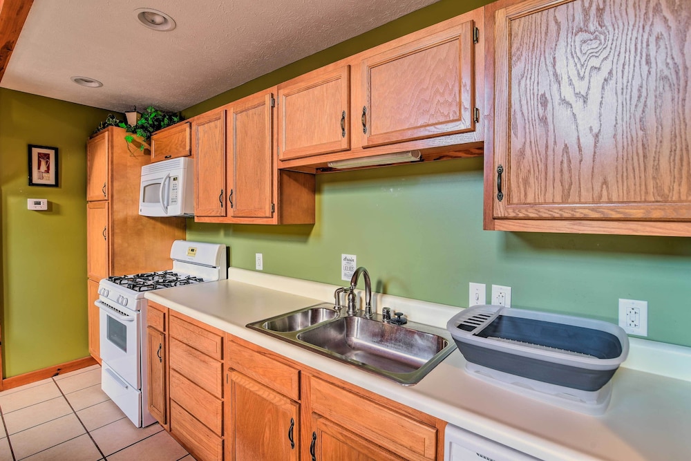 'ryman Riviera' Home w/ Fireplace: Steps to River view 5