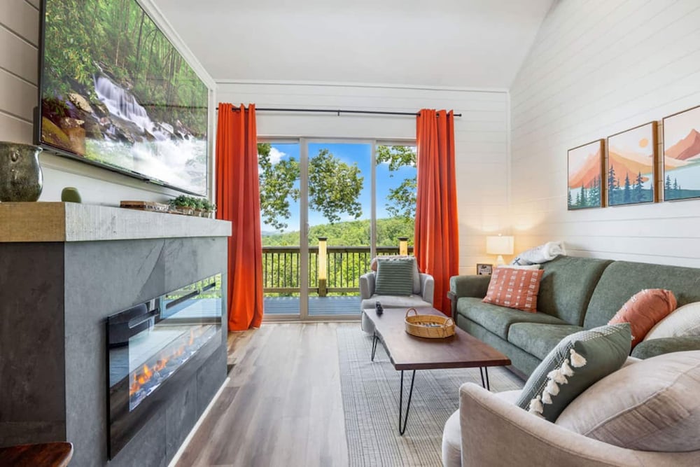 Luxury Cabin Lake Views EV Charger Game Room