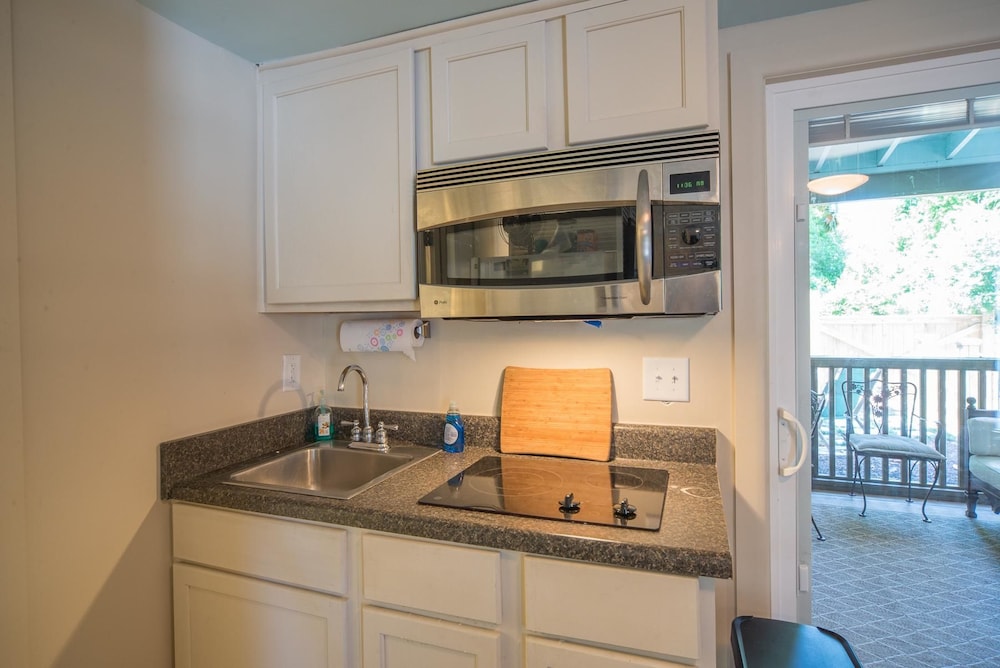 Charleston Vacations - Erie The 213 E Hideaway 1 Bedroom Holiday Home By My Ocean Rentals - Property Image 5