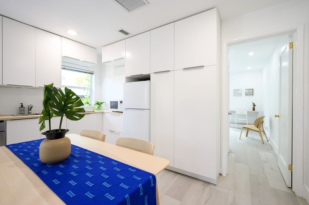 Bright Comfortable Apt in Victoria Park