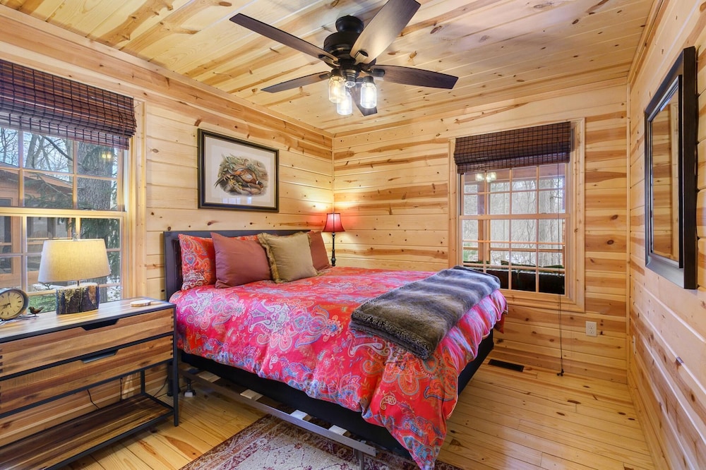 Timber Nest Goshorn Lake Dock, Pool, Town HOT Tub!