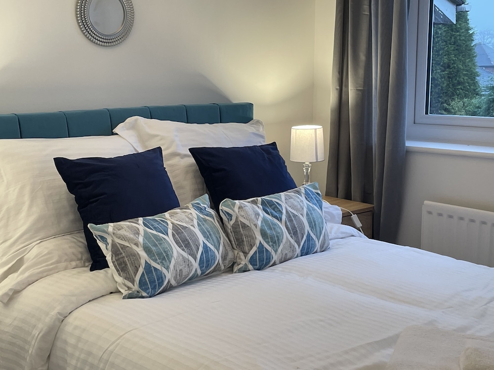 Beautiful 4 Bed Home With Free Parking view 3