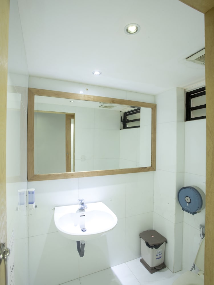 RedDoorz Hostel @ Signature Inn