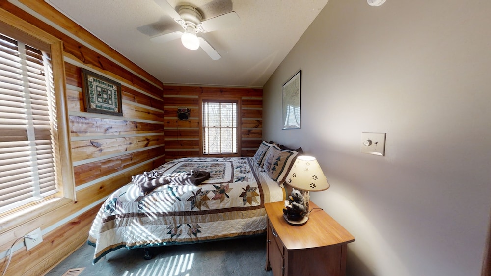 Bear Cave 4 Bedroom Cabin by RedAwning view 4