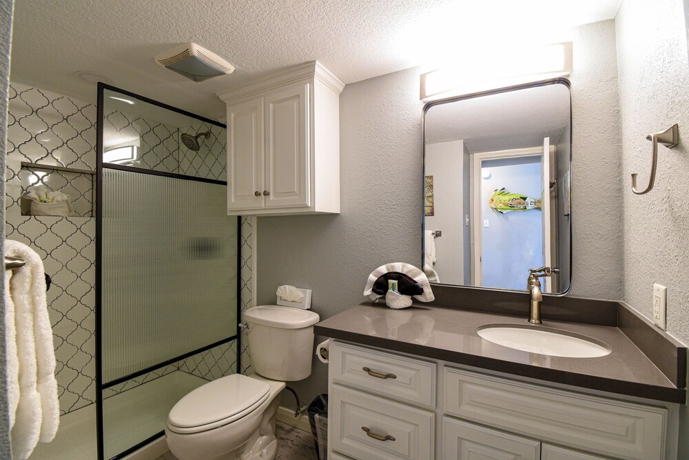 Seascape 1318 1 Bedroom Condo by RedAwning