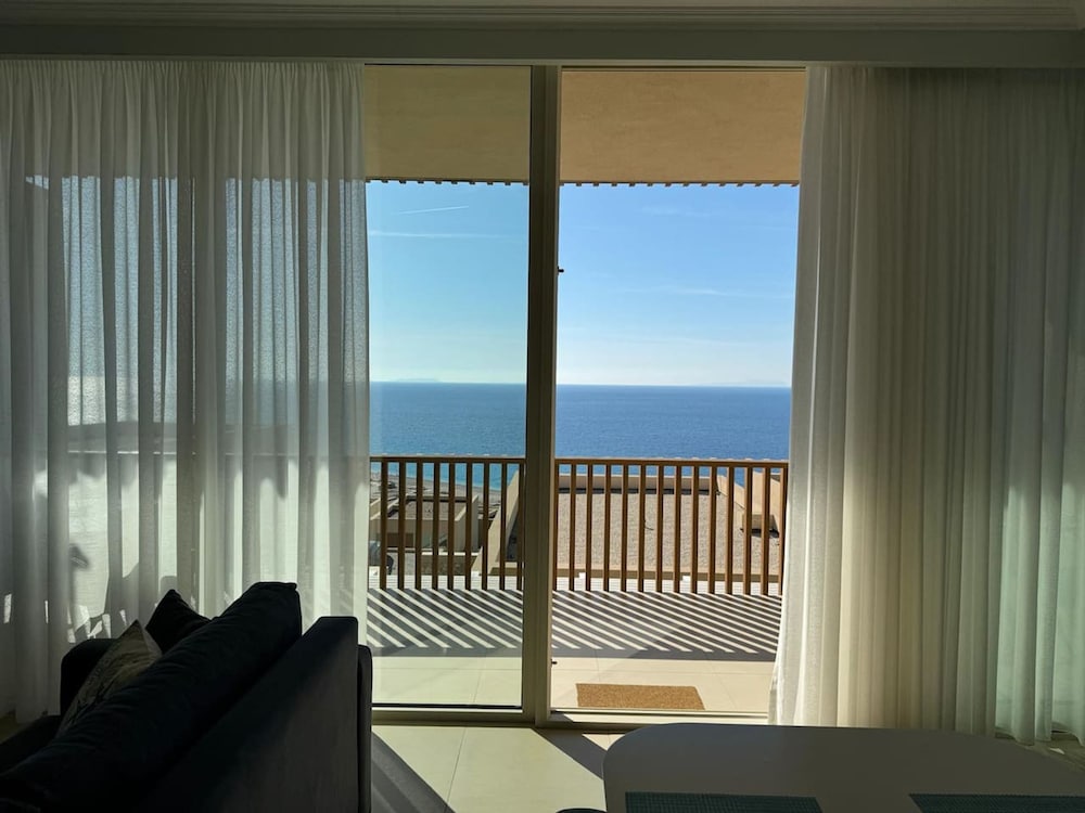 Sunny Coastal Getaway Green Coast