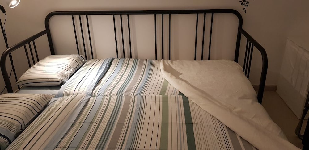 Private Bed and Bathroom in Netanya