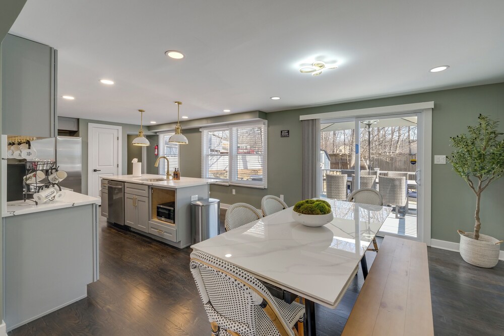 Family Friendly: Modern Retreat in Fort Washington