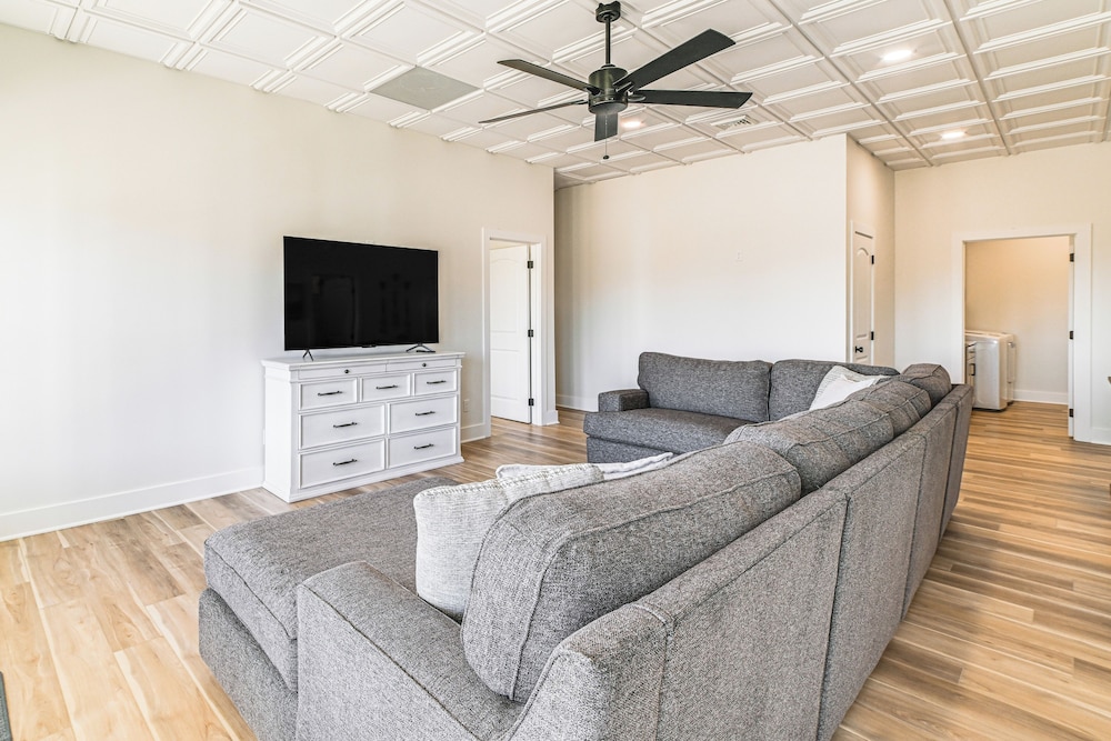 Lake View + Deck: Group Getaway in Grand Rivers!