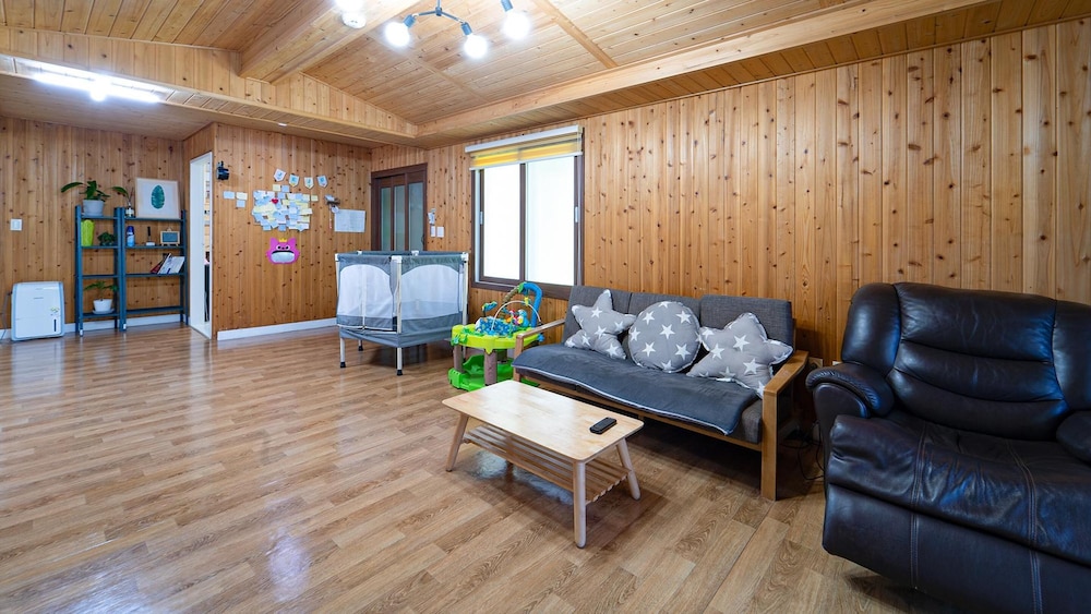 Jeju Haebaragi Pension