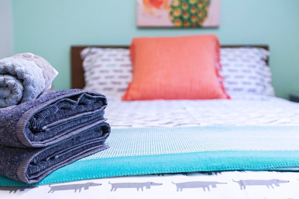 Colourful 2-bedroom Apartment - Image 3