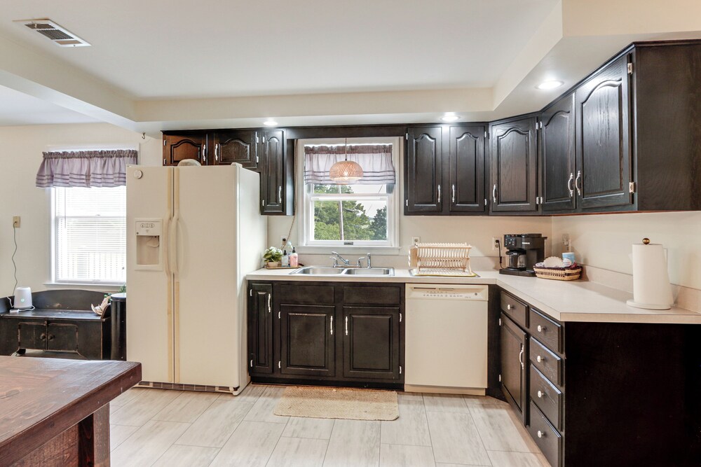 Mtn-view Pleasantville Home on 100 Acres!