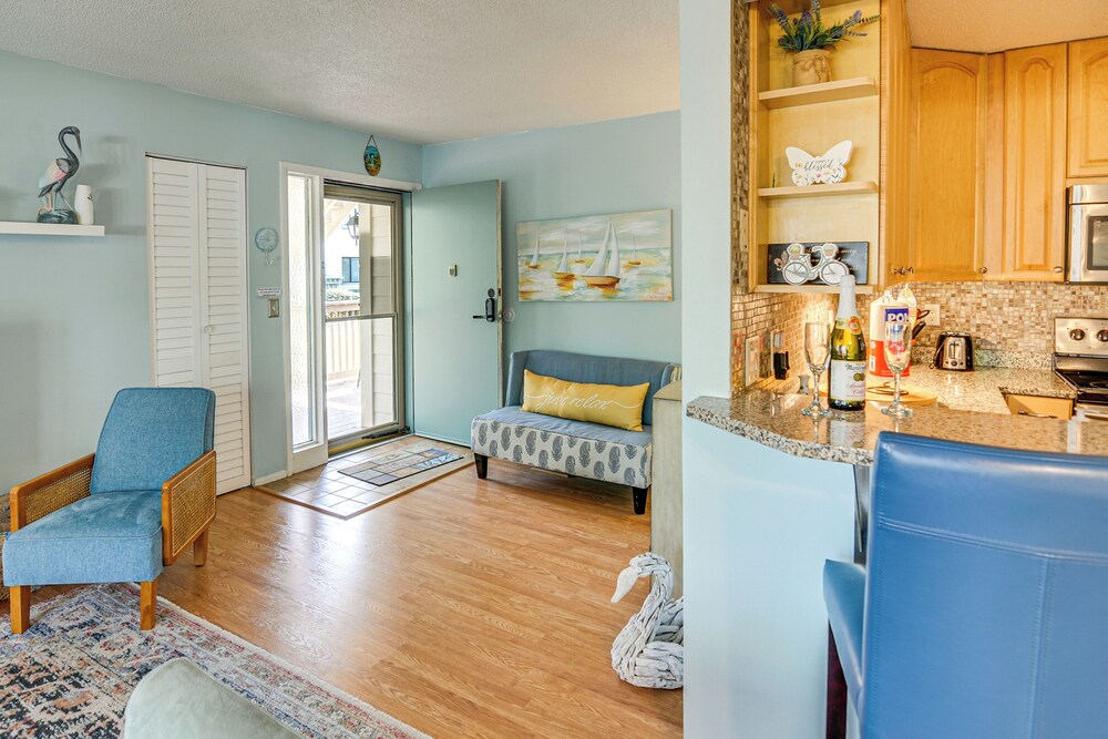 < 1 Mi to Beach: Condo w/ Community Perks in Hhi! view 4