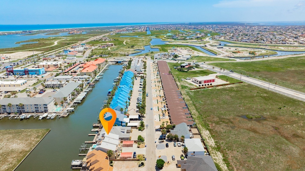 Waterfront Condo With Rooftop + Pool + Boat Slips