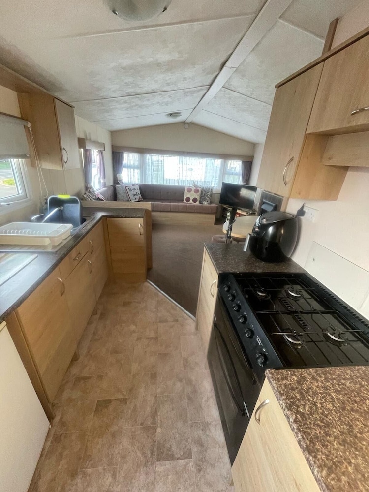 3 Bed Caravan - Sleeps 8 - Pets - Parking - Wifi