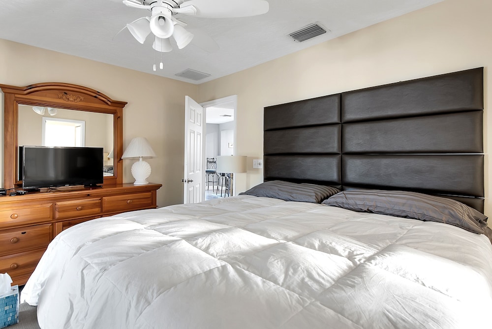 232 S Harbor Dr - Island Bay 3 Bedroom Home by RedAwning view 4