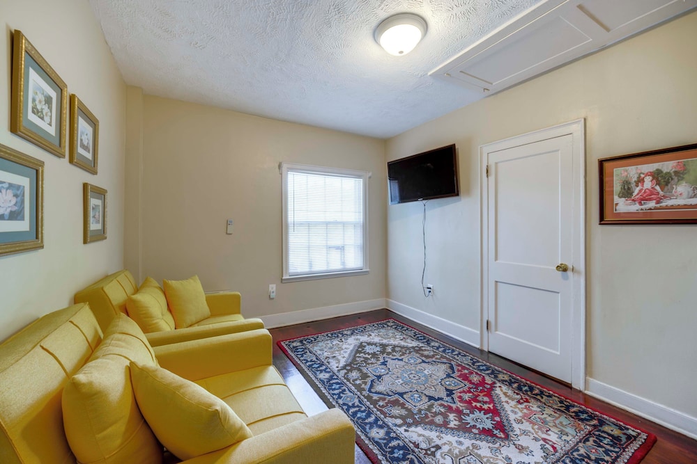 Near Lake Erie, Harbor & Parks: Conneaut Getaway!