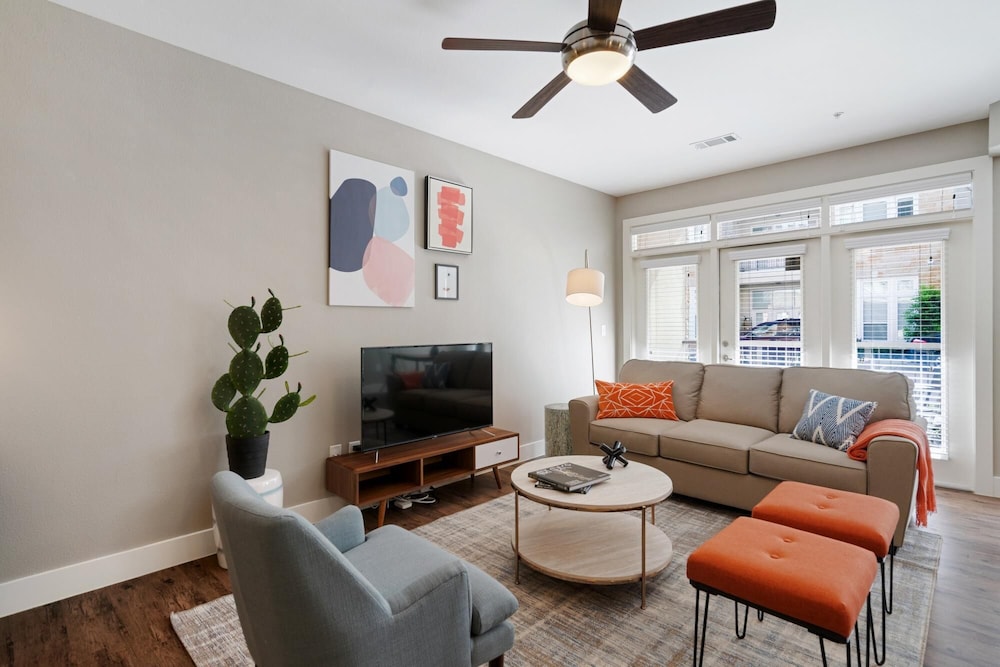 Frisco Modern 1BD 1BA Apartment view 4