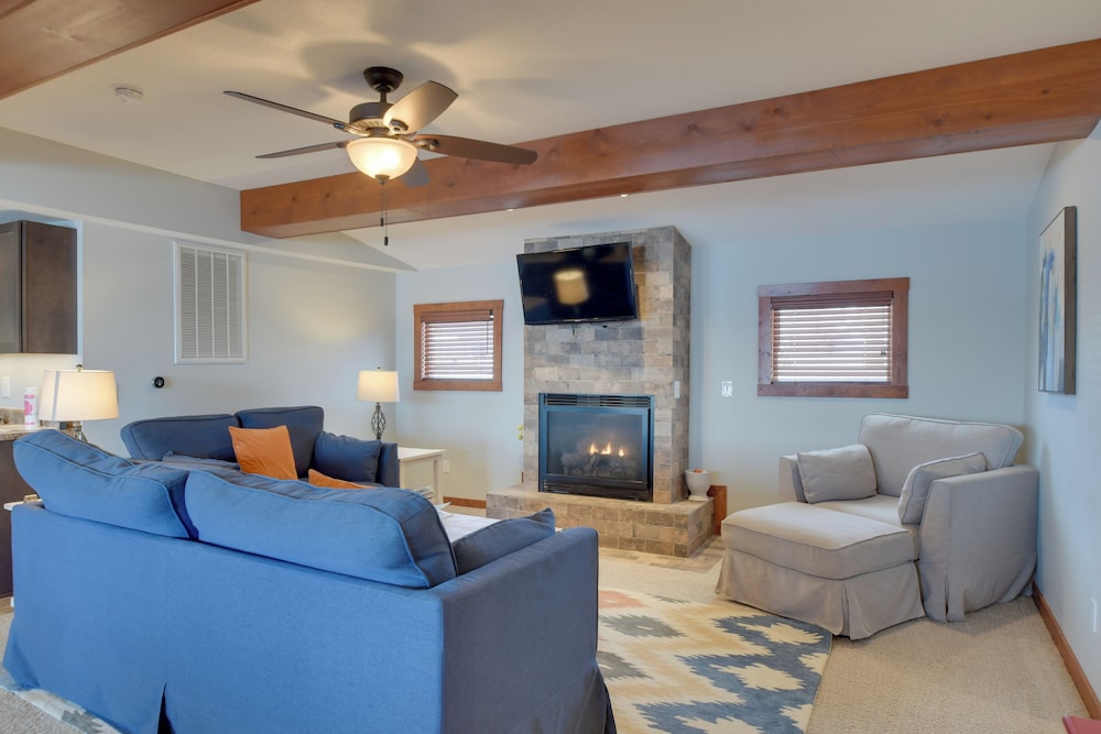 Steps to Mississippi River: Hot Tub Haven!
