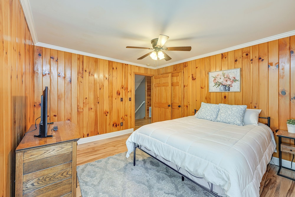 5-story Group Getaway w/ Game Room in Franklin!