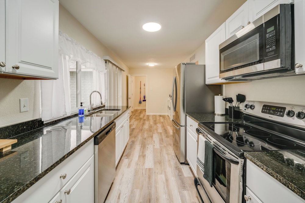 10 Mi to Six Flags: Pet- & Family-friendly Retreat
