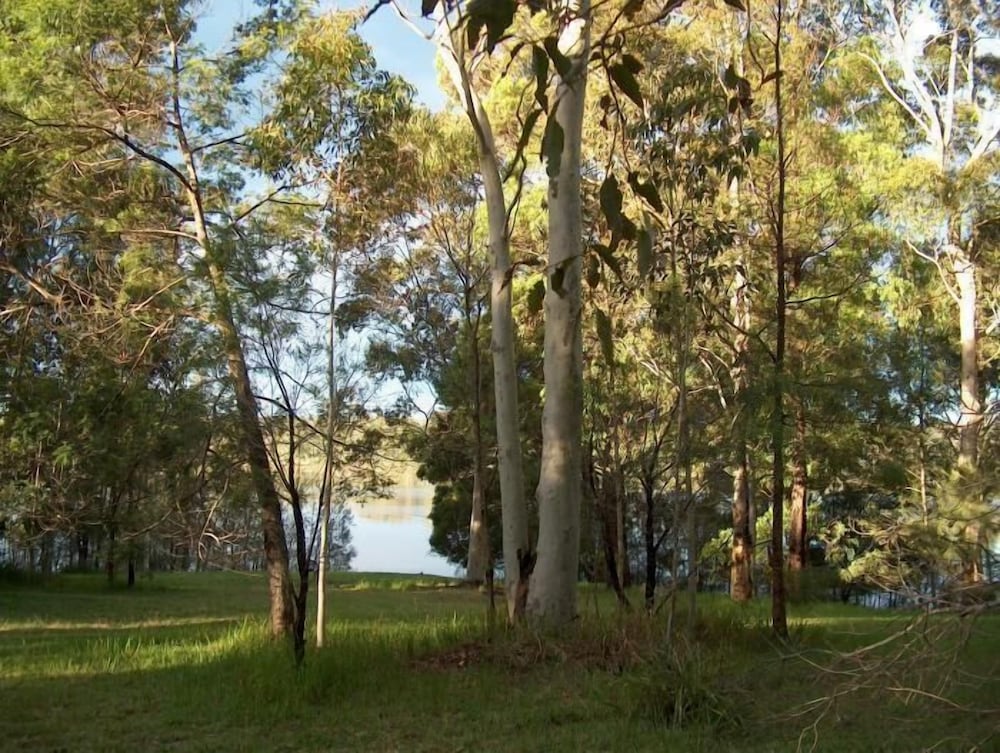 Lakeshore Lodge