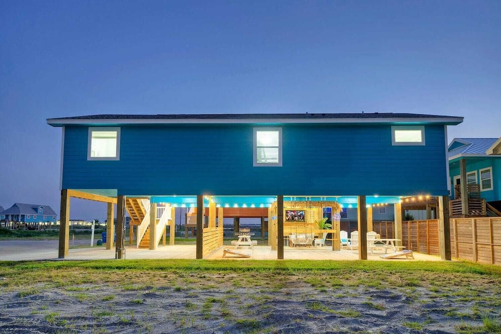 Sleeps 24 2 Homes, Priv Pool, Swing Bar, Patio Lounge Near Nature Preserve