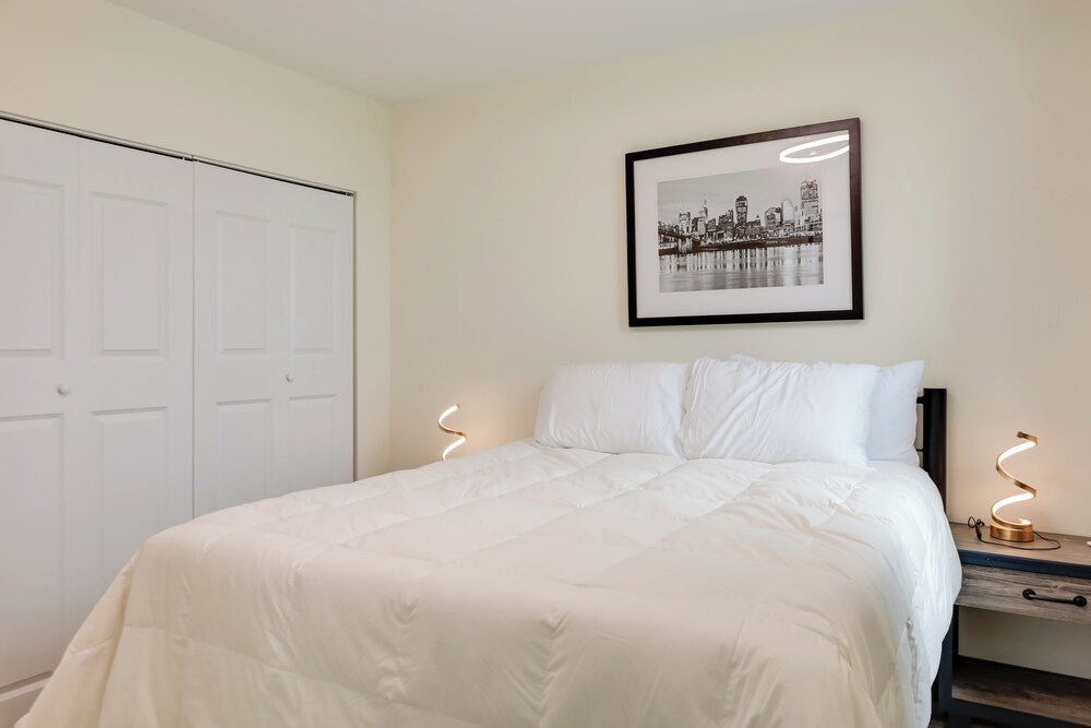 1 Mi to University of Cincinnati: 3rd-floor Condo!