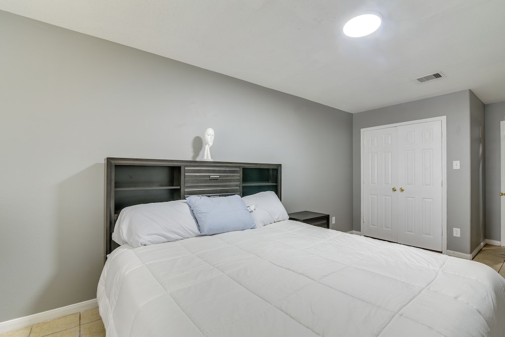 Quaint Houston Townhome ~ 5 Mi to NRG Stadium! view 4