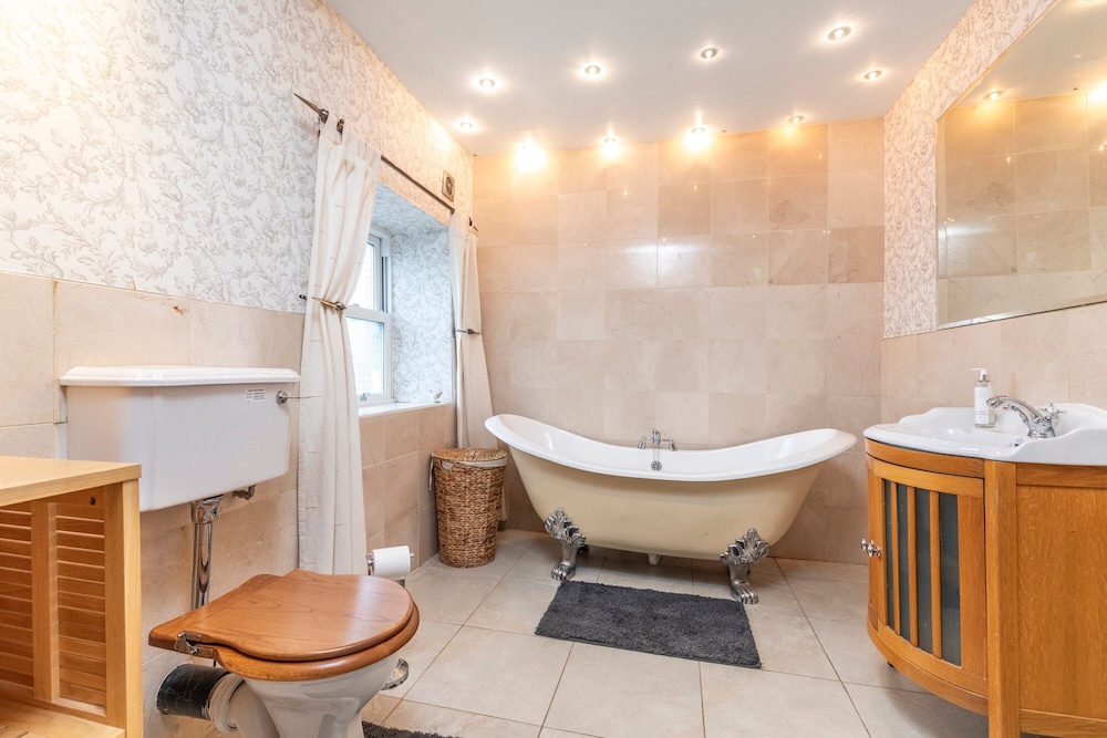Country Farmhouse, Sleeps 13 & New 8seater Hot Tub
